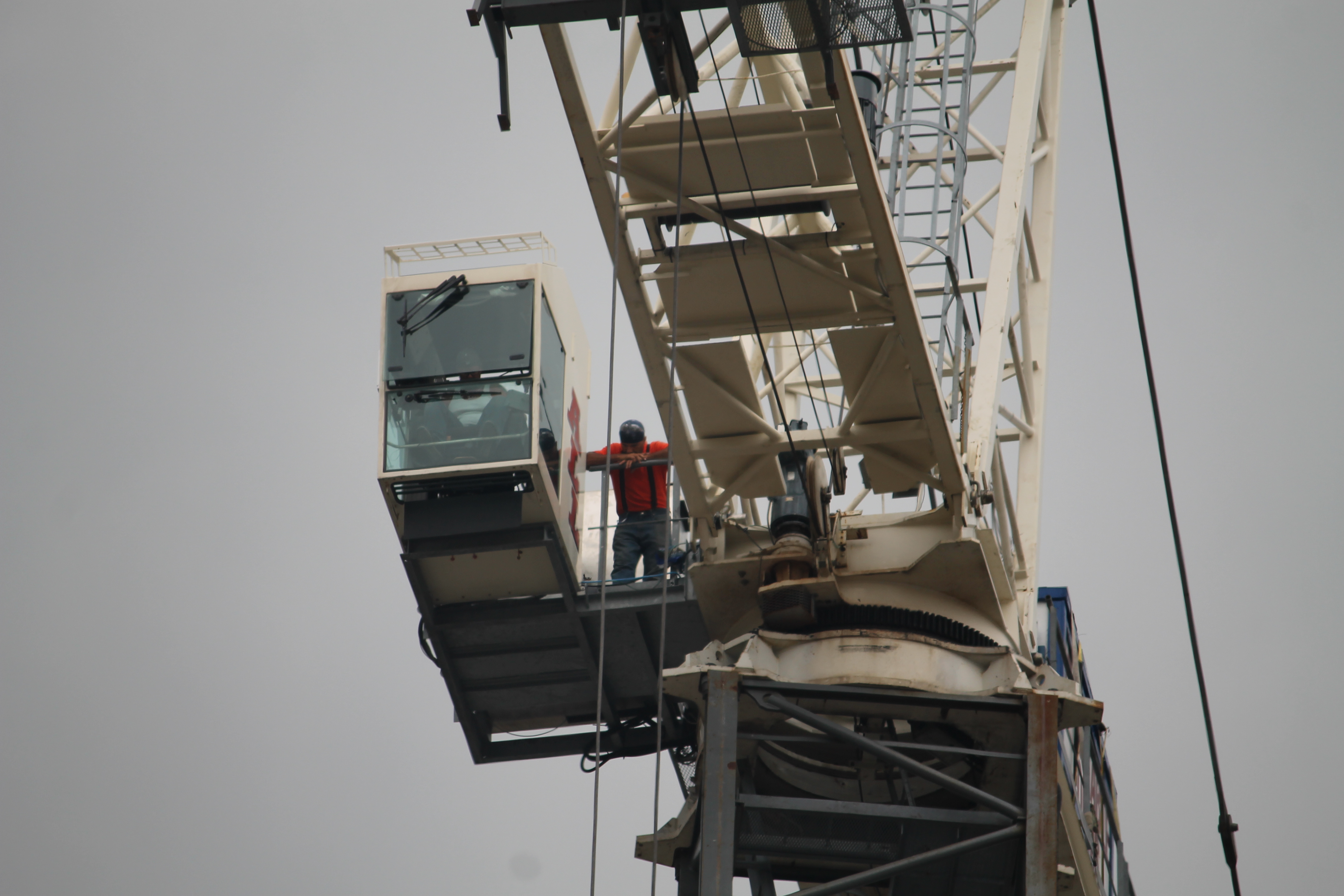 165 North Desplaines tower crane