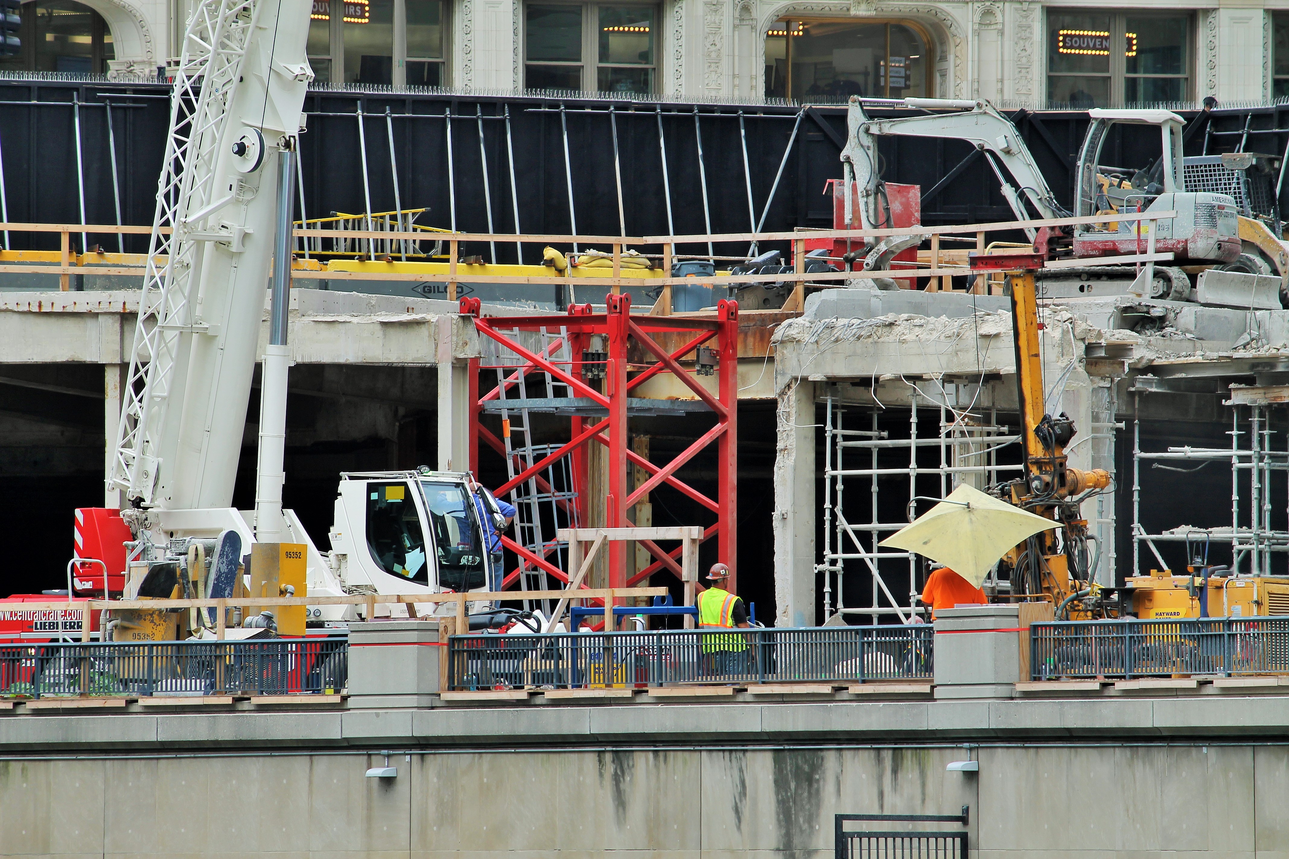 Apple Store tower crane