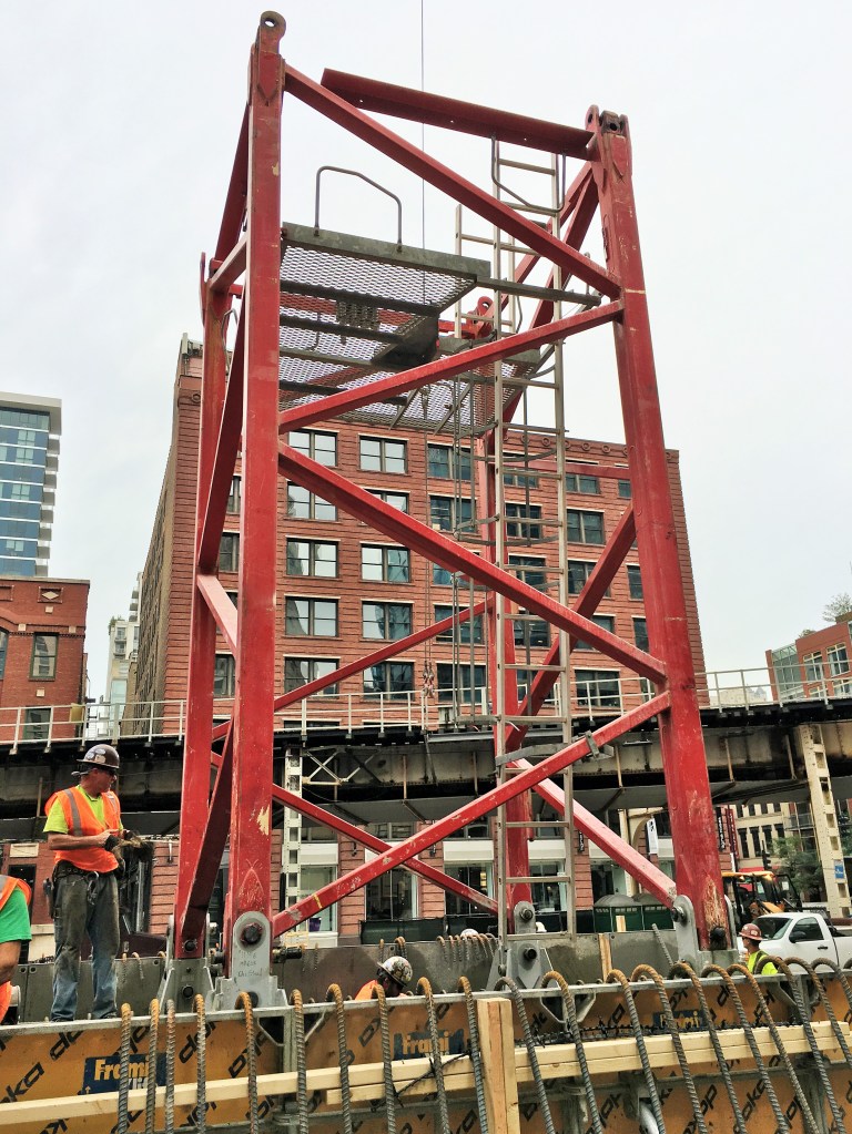Centrum Hubbard 412 North Wells tower crane
