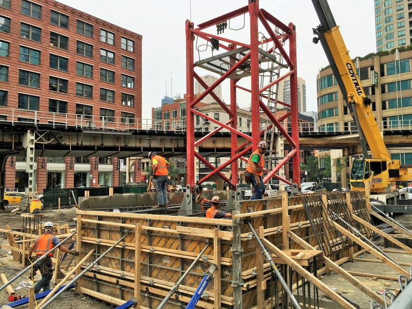 Centrum Hubbard 412 North Wells tower crane