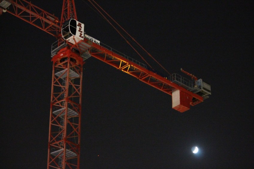 Hotel Zachary Tower crane