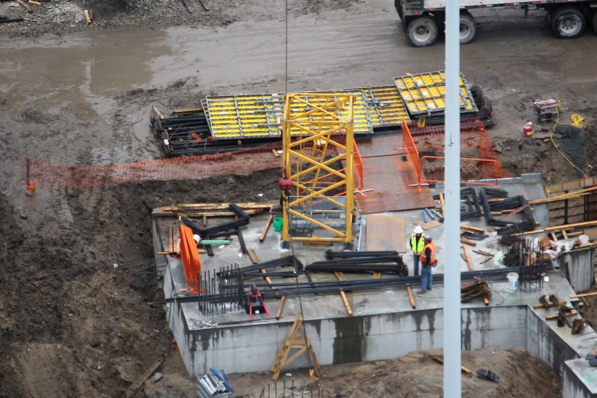 Landmark West Loop tower crane removal