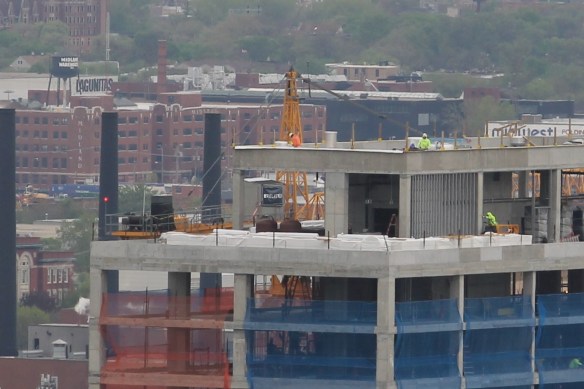 Landmark West Loop tower crane removal
